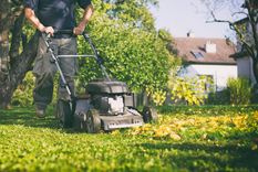 Se recomienda es cambiar el patrón de corte del césped para que las raíces del mismo no crezcan siempre en la misma dirección. Foto: 210 AK - https://icdn.dtcn.com/image/21oak/fall-lawn-mowing.jpg