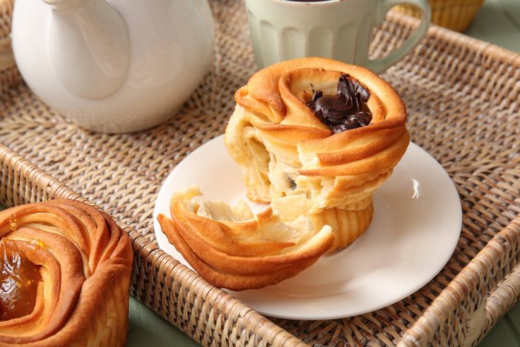 Aunque la receta de cruffin parece complicada, solo requiere paciencia y una buena técnica de laminado para lograr el efecto de capas. la unión entre croissant y muffin. Aunque la receta de cruffin parece complicada, solo requiere paciencia y una buena técnica de laminado para lograr el efecto de capas. la unión entre croissant y muffin.