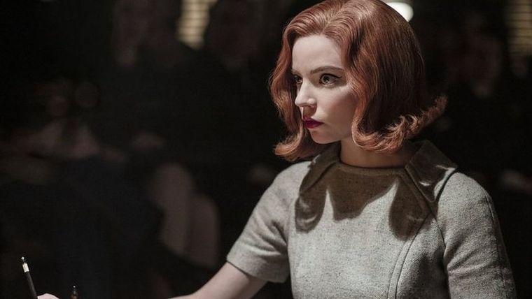Foto: PHIL BRAY/NETFLIX. La exitosa serie Gambito de dama se centra en la ajedrecista ficticia Beth Harmon, interpretada por Anya Taylor-Joy.