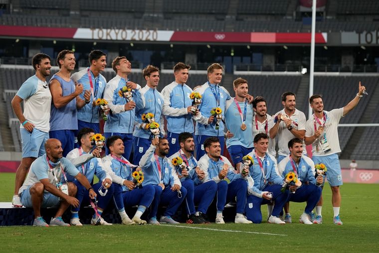 Los Pumas 7s en el podio de Tokio. Foto: @DeportesAR