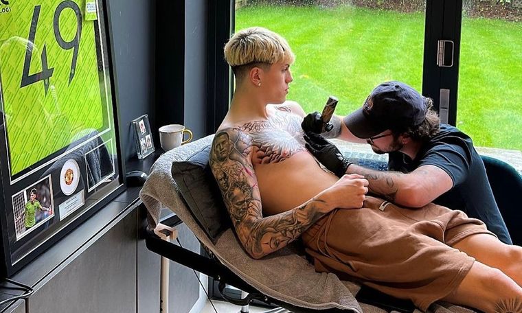 Alejandro Garnacho se tatuó mientras se recupera de su lesión. Foto: @erbylzito_tattoo