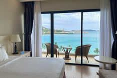 La pareja compró una habitación de hotel con vista al mar.