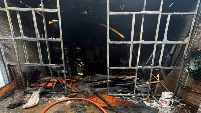 El incendio comenzó en un galpón.