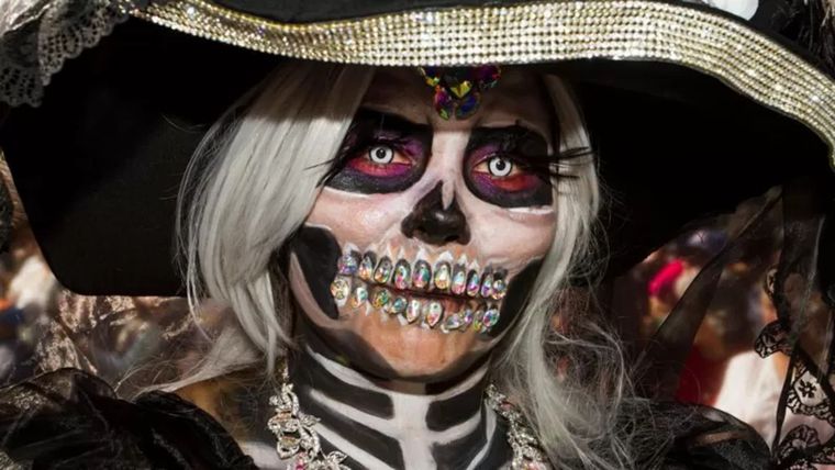 El folclor ha otorgado durante años una representación humana a la muerte. En México es común representar a la muerte con la Catrina. Foto: GETTY IMAGES