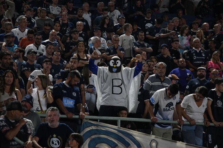 Los hinchas también se acordaron del Tomba. Los hinchas también se acordaron del Tomba. 