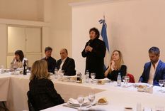 El presidente Javier Milei en la última cena en la Quinta de Olivos donde recibió a los 87 héroes que apoyaron el veto presidencial al aumento jubilatorio. Foto: Presidencia