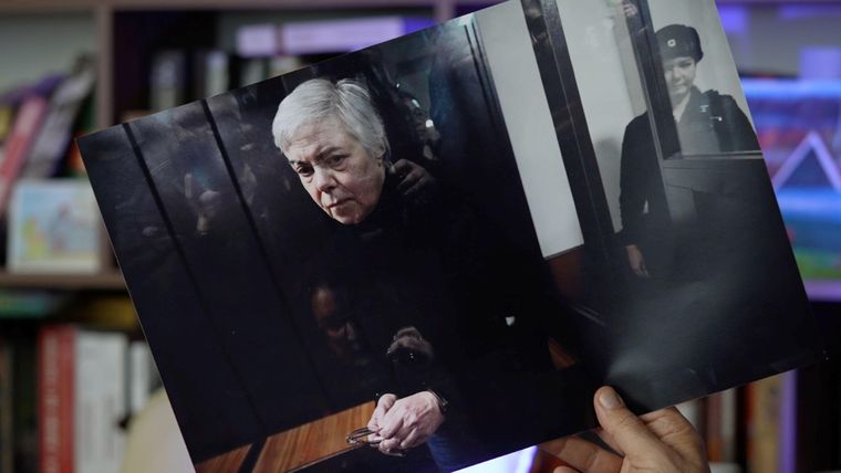 Nadezhda Buyanova, una pediatra de origen ucraniano de 68 años, fue condenada a cinco años y medio en una colonia penal por supuestamente criticar la guerra en Ucrania en su trabajo.