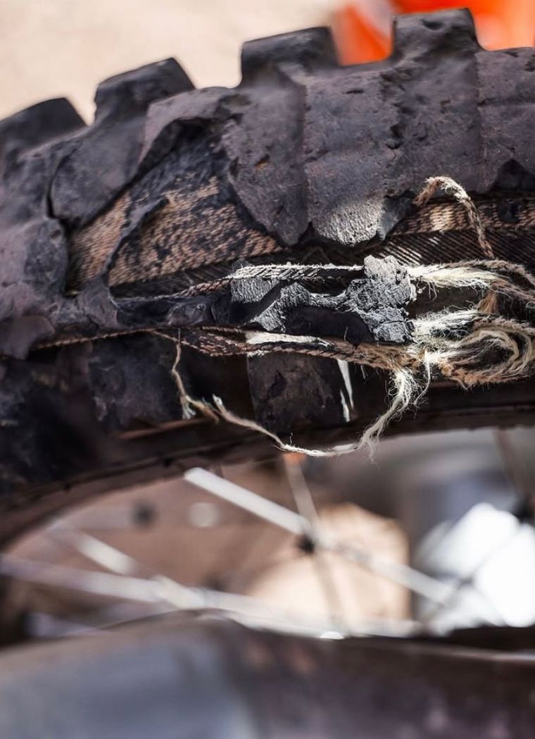 Luciano Benavides estuvo cerca del abandono tras la rotura del neumático trasero de su KTM. Luciano Benavides estuvo cerca del abandono tras la rotura del neumático trasero de su KTM.