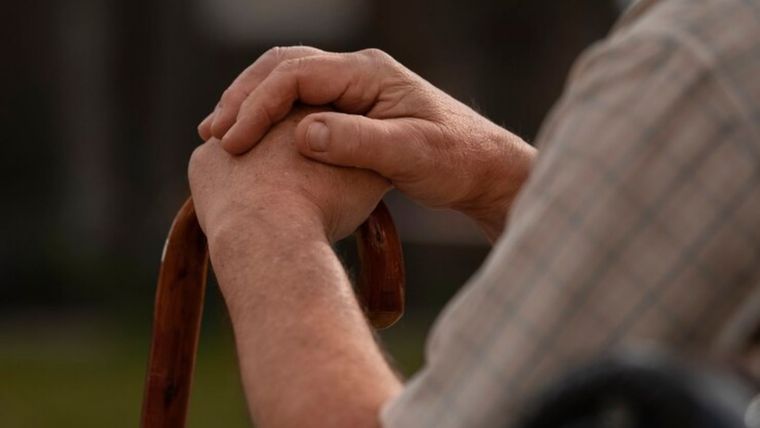 La entrega de leña del programa Calor Mayor de PAMI está dirigida a adultos mayores en situación de vulnerabilidad. Foto: Freepik