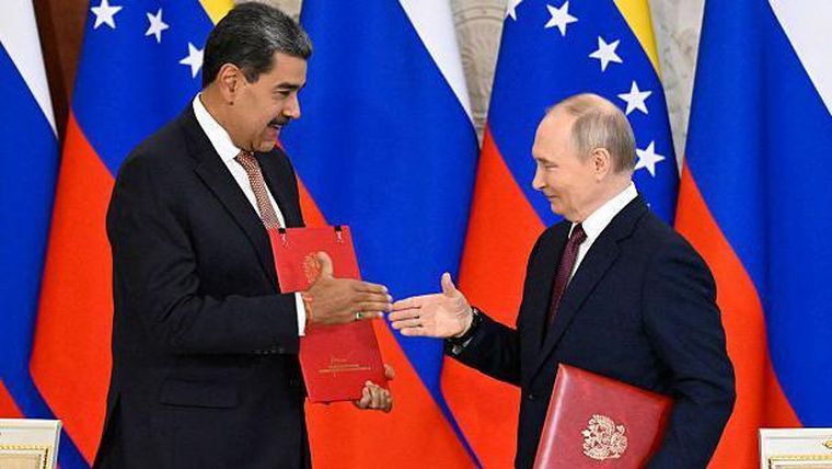 En mayo, Maduro visitó Moscú, donde firmó varios acuerdos con Putin.