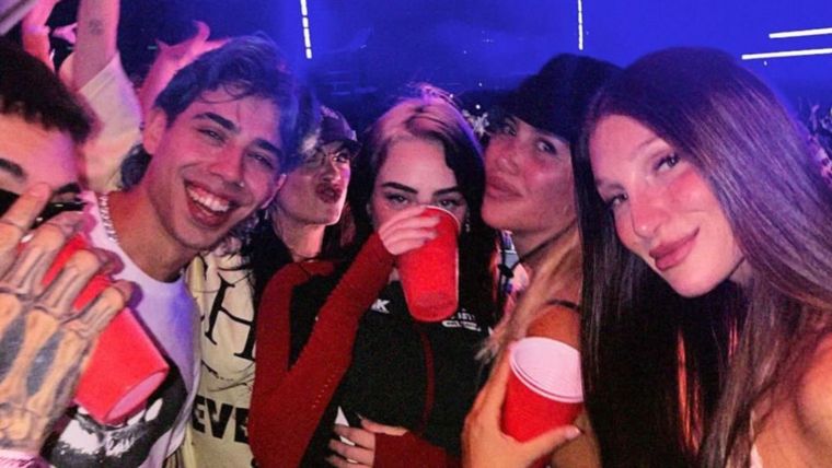 Wanda junto a los artistas que estuvieron en la Casita de Bad Bunny.&nbsp;