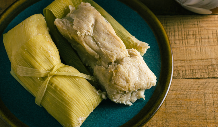 La receta de tamales de elote se prepara principalmente con maíz tierno, a diferencia de otros tamales hechos con masa seca. La receta de tamales de elote se prepara principalmente con maíz tierno, a diferencia de otros tamales hechos con masa seca.
