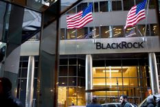 blackrock, el fondo de inversion mas grande del mundo, gestiona mas de 200 veces las reservas del bcra