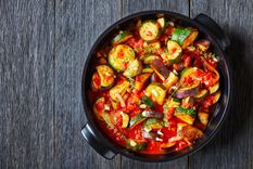 Pisto manchego con berenjena Uan receta clásica de España para hacer en pocos pasos. Foto: Shutterstock