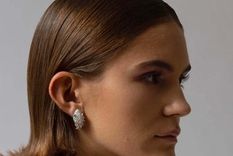 El peinado más usado será la raya al medio efecto mojado.