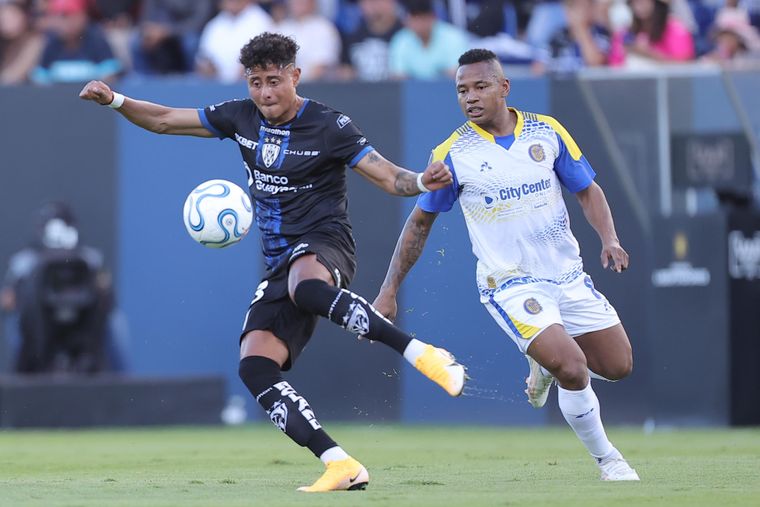 Daykol Romero, de Independiente del Valle, disputa un balón con Jáminton Campaz, de Rosario Central. Daykol Romero, de Independiente del Valle, disputa un balón con Jáminton Campaz, de Rosario Central.