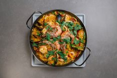 La paella es el plato emblema de España. Te contamos todos los secretos para que puedas hacerla en tu casa. Foto: Unsplash