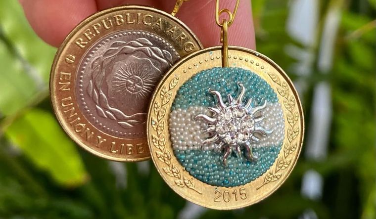 Escarapela realizada por la diseñadora Paola Costantini.