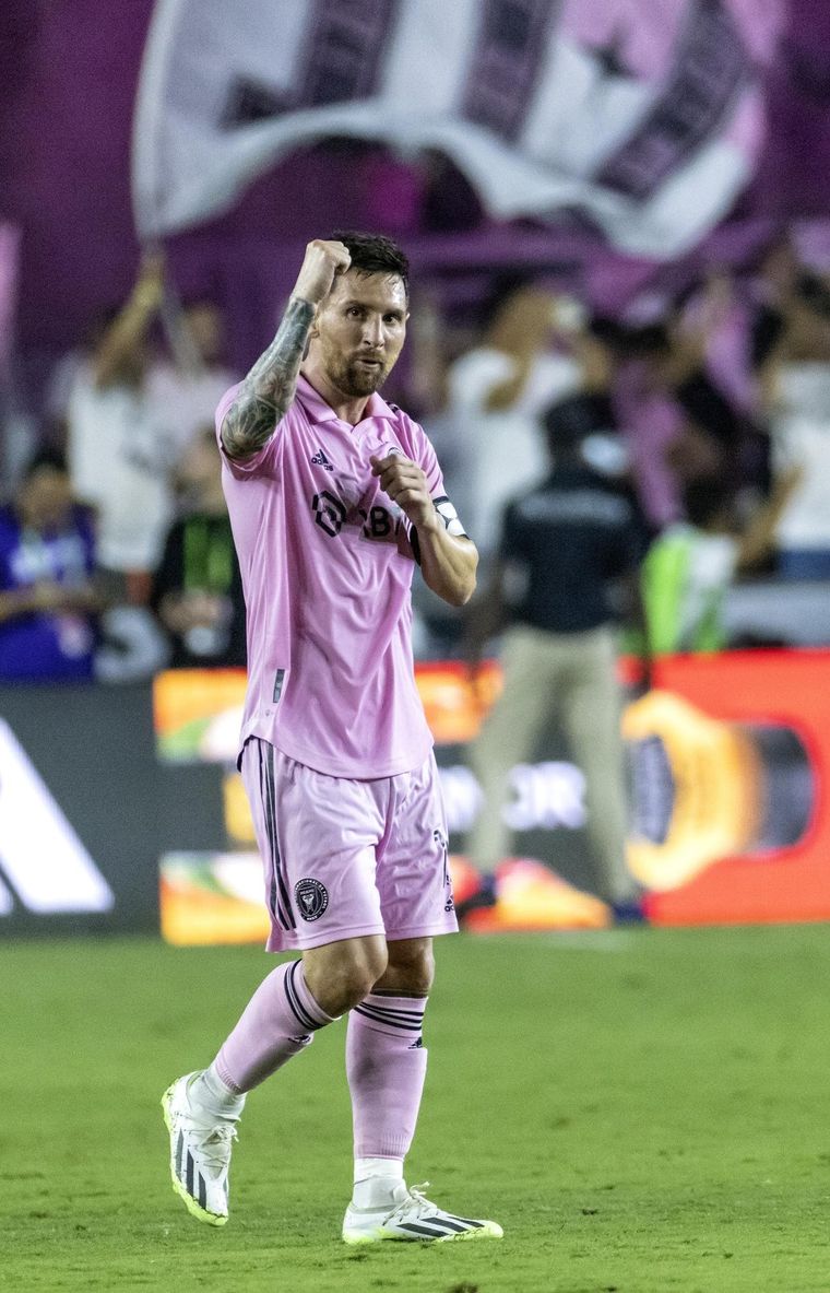 ¿Messi contra un equipo de la Liga Profesional? Foto: EFE