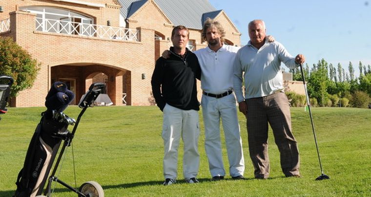 Diego Mathiot, de Triunfo Seguros, junto a Hernán Pascual y Federico Segura luego de la primera jornada del torneo. Foto: Gerardo Gómez / MDZ