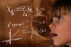 La gente con más coeficiente intelectual suele destacar en campos como la física y la matemática desde que son niños. Foto: Pixabay - pixabay.com