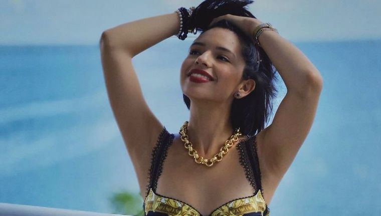 La joven artista de 17 años suele recurrir a los jeans de tiro alto, que alargan sus piernas, su torso Foto: Radio Fórmula