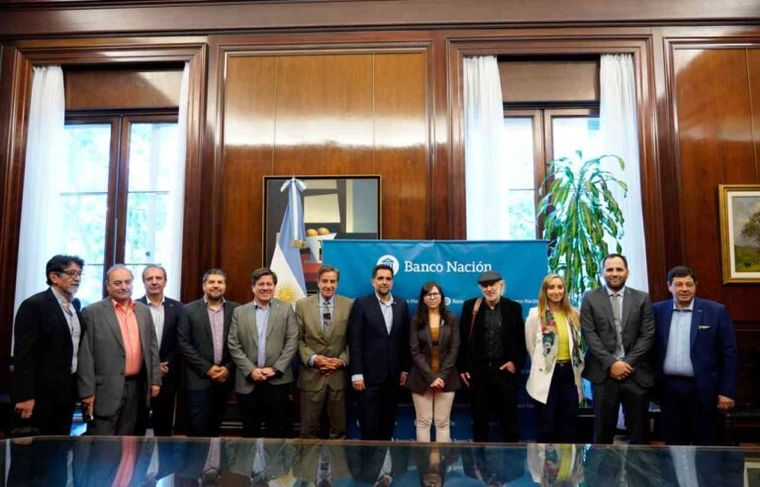 Facundo Leal y Leonardo Comperatore, en un acto formal de ARSAT con representantes del Banco Nación. Facundo Leal y Leonardo Comperatore, en un acto formal de ARSAT con representantes del Banco Nación.