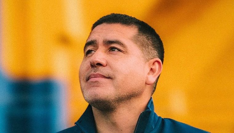 Juan Román Riquelme va tras los pasos de un jugador que se parece a Sebastián Villa. Foto: @PabloGiralt