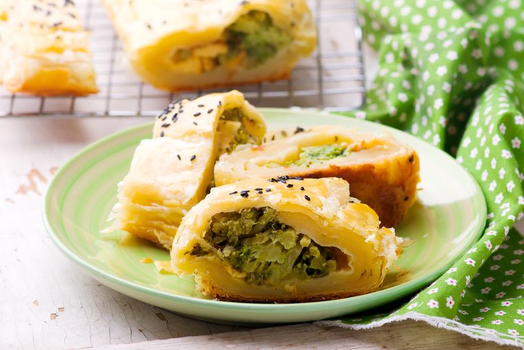 Cada familia suele tener su propia receta de strudel, variando los tipos de queso o agregando hierbas al relleno. Cada familia suele tener su propia receta de strudel, variando los tipos de queso o agregando hierbas al relleno.