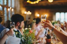 asi deberias comer en las fiestas para evitar atracones: consejos profesionales