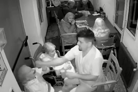 Nicolás Cichero, el enfermero que fue filmado por golpear a abuelos en un geriátrico de Mar del Plata. Nicolás Cichero, el enfermero que fue filmado por golpear a abuelos en un geriátrico de Mar del Plata.