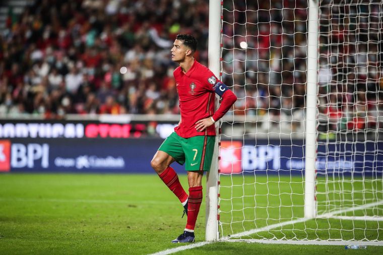 La desolación de Cristiano tras la derrota con Serbia. Foto: EFE