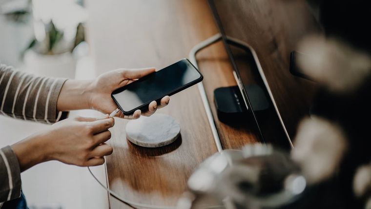 El teléfono moderno regula la carga con el cargador, incluso durante la noche. El teléfono moderno regula la carga con el cargador, incluso durante la noche.