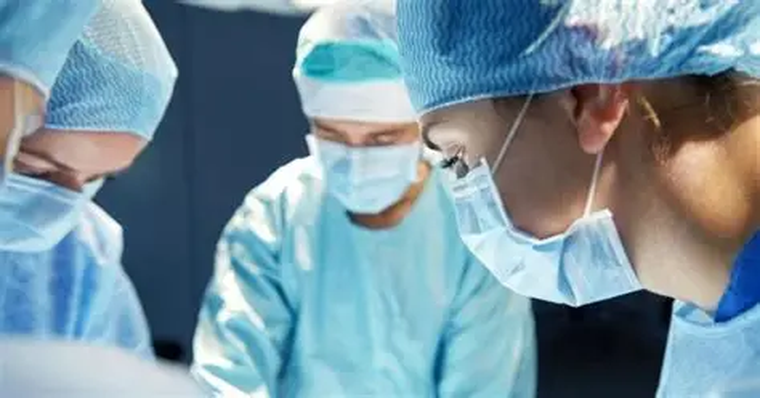 El cirujano debe ser miembro de sociedades científicas reconocidas. El cirujano debe ser miembro de sociedades científicas reconocidas.