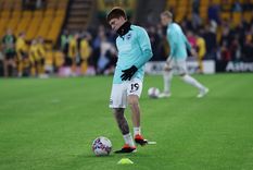 Barco debutó como titular ante el Manchester City y su DT lo elogió a pesar de la derrota. Foto: @OfficialBHAFC