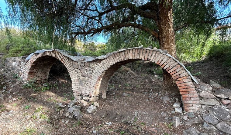 Entre senderos, sauces y ladrillos centenarios, sobreviven los restos del acueducto que abasteció de agua a la Mendoza de principios del siglo XIX.