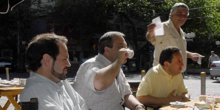 El candidato Celso Jaque, en la Peatonal Sarmiento, durante la mañana de hoy. Foto: Marcelo Ruiz / MDZ