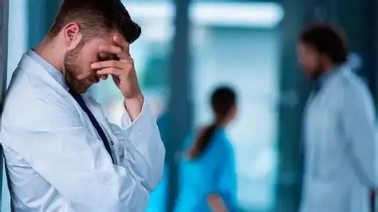 En 2024 se registraron en España 847 casos de agresiones a médicos, lo que supone un caso cada 10 horas. En 2024 se registraron en España 847 casos de agresiones a médicos, lo que supone un caso cada 10 horas.