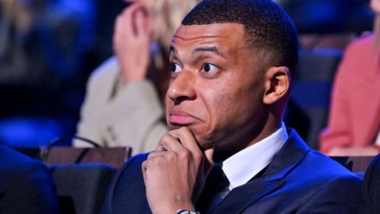 El bar Pullman en París fue el escenario donde la pareja se mostró a los besos toda la noche. / Captura Youtube