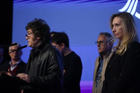 Javier Milei y las primeras reacciones tras el golpe en Buenos Aires. Javier Milei y las primeras reacciones tras el golpe en Buenos Aires.