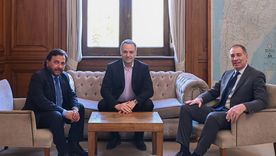 El gobernador de Salta, Gustavo Sáenz, el jefe de Gabinete, Manuel Adorni, y el ministro del Interior, Diego Santilli, reunidos en Casa Rosada.
