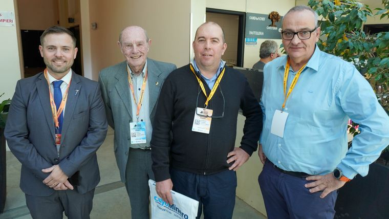 Jerónimo Shantal, director de Minería de Mendoza, junto a referentes mineros.  Jerónimo Shantal, director de Minería de Mendoza, junto a referentes mineros.
