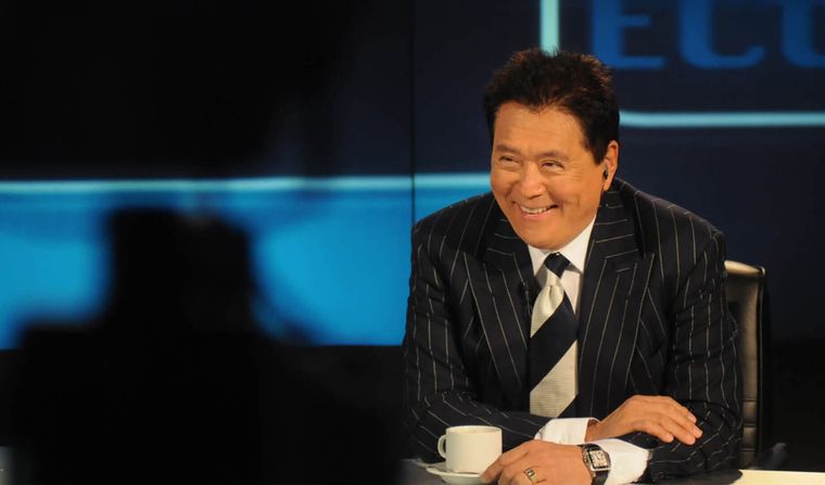 Robert Kiyosaki es uno de los escritores financieros más reconocidos del mundo, Foto: Rich dad - https://www.richdad.com/MediaLibrary/RichDad/Images/about/robert-kiyosaki/robert-on-tv-set-03.jpg