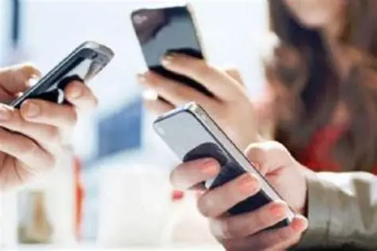 La tendencia global de restringir los celulares en las escuelas no es un capricho nostálgico.