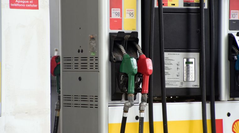 Aumento de la nafta: cuánto paga de impuestos un conductor cada vez que carga combustible
