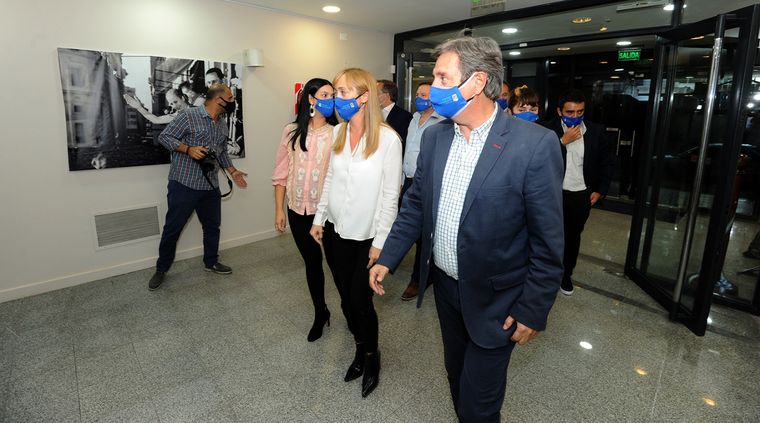 Emir Félix y Anabel Fernández Sagasti entran a la nueva sede del PJ junto a los otros intendentes Foto: ALF PONCE MERCADO / MDZ