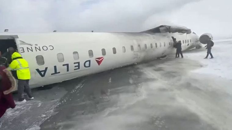El avión que se estrelló en Toronto. Foto: Captura