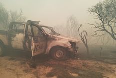 Así quedó la camioneta que conducía el policía tras ser alcanzada por las llamas en el incendio de Capilla del Monte. Foto: X de @leoguevara80 Así quedó la camioneta que conducía el policía tras ser alcanzada por las llamas en el incendio de Capilla del Monte. Foto: X de @leoguevara80