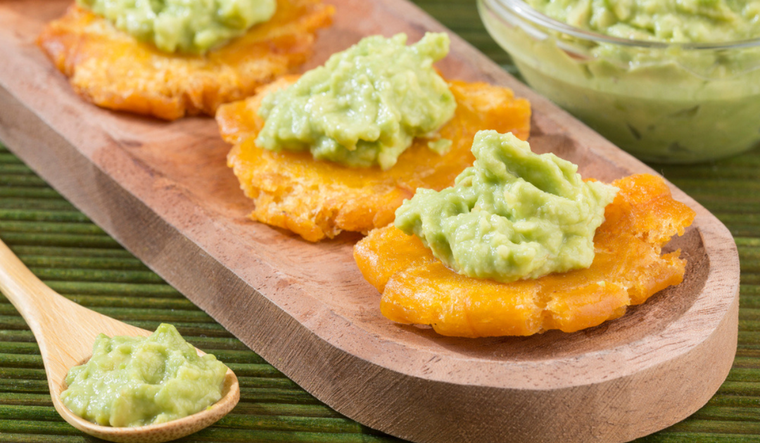 Aprende a hacer tostones con guacamole: ¡sabor y tradición en tu hogar! Foto: Shutterstock
