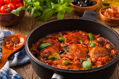 Explora la cocina italiana con pollo a la cacciatore con tomates y aceitunas Foto: Shutterstock